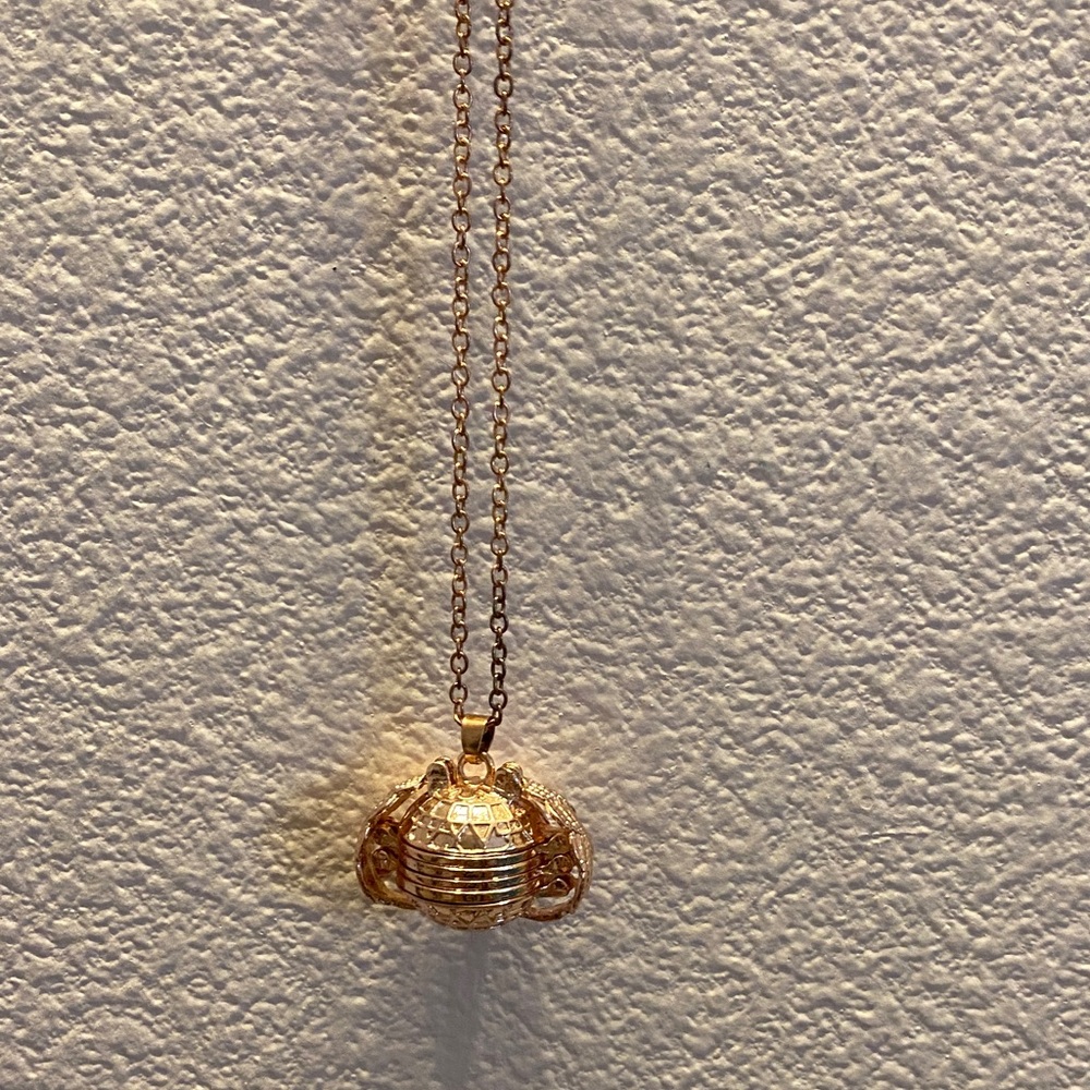 Elegant Gold Pendant Necklace